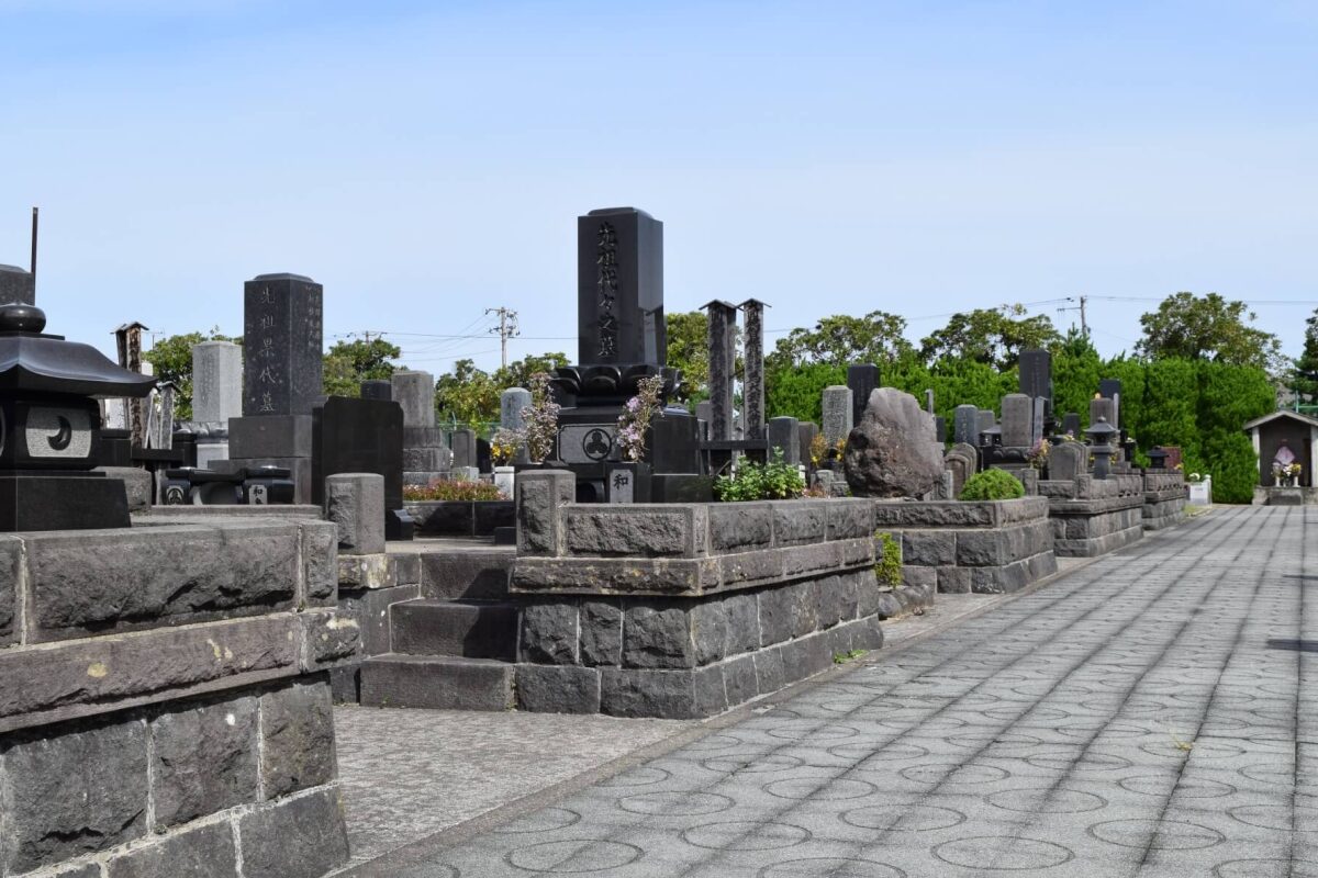 永代供養とは霊園やお寺が遺骨の管理・供養を供養すること